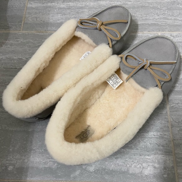 Women’s Ugg Slippers - Picture 1 of 2